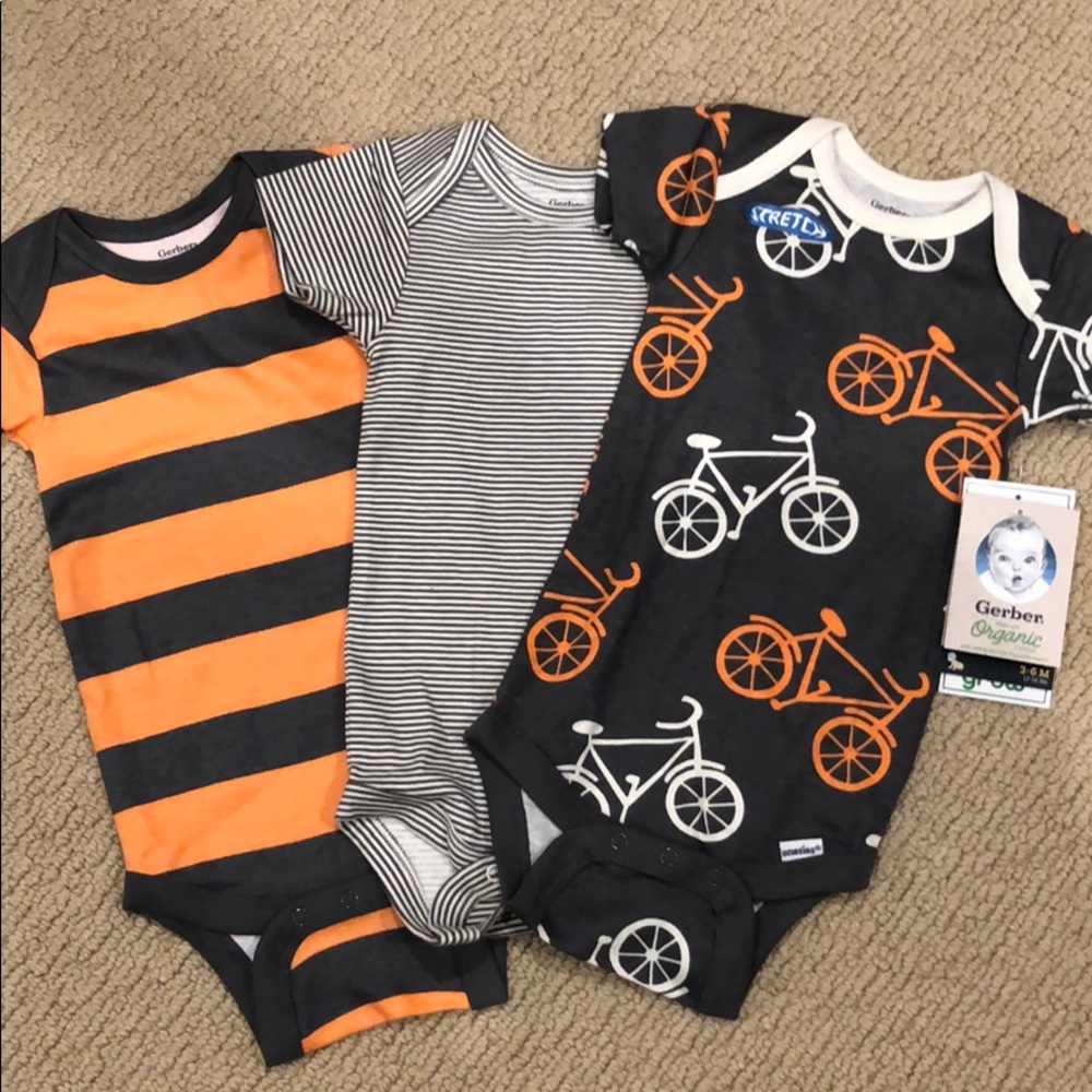 NWT GERBER ONESIES SALE BUNDLE 4 BABY ITEMS $20!!